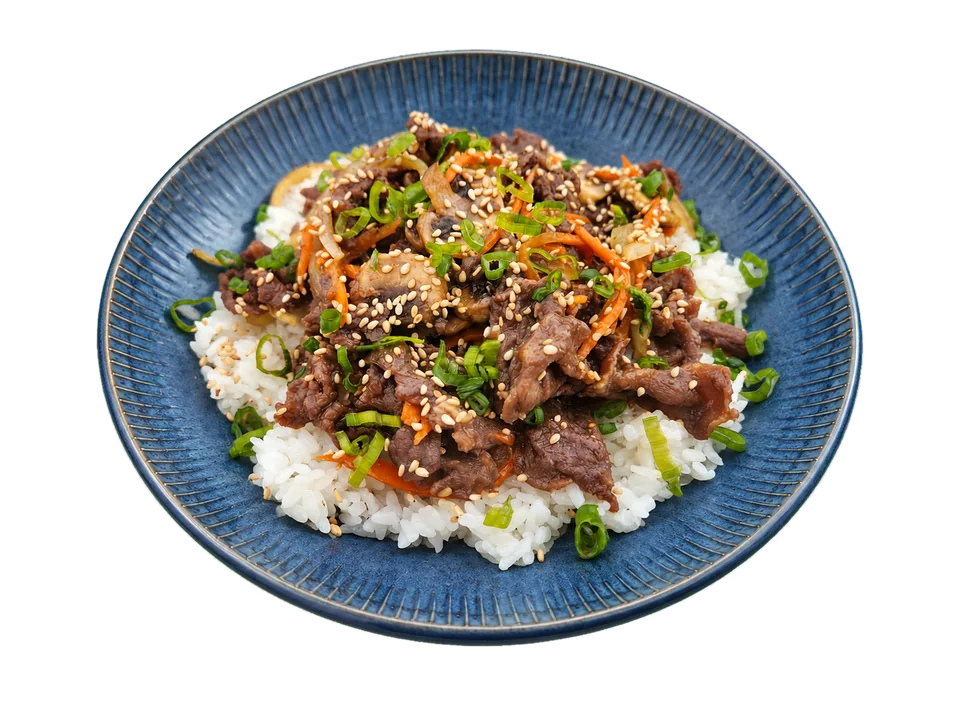Beef bulgogi with vegetables and sesame over white rice.